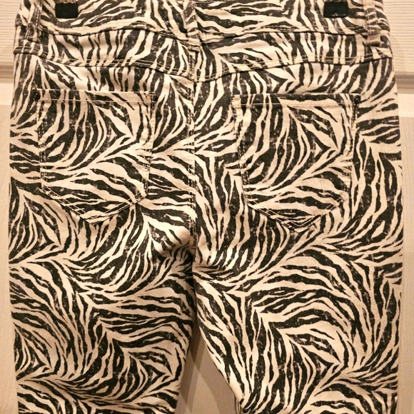 Zebra Print Skinny Cropped Pants - Picture 4 of 5